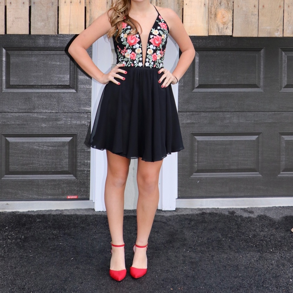 Faviana 10150 size 4 black homecoming dress
